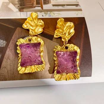 Фиолетовые квадратные серьги с кристаллами неправильной формы
